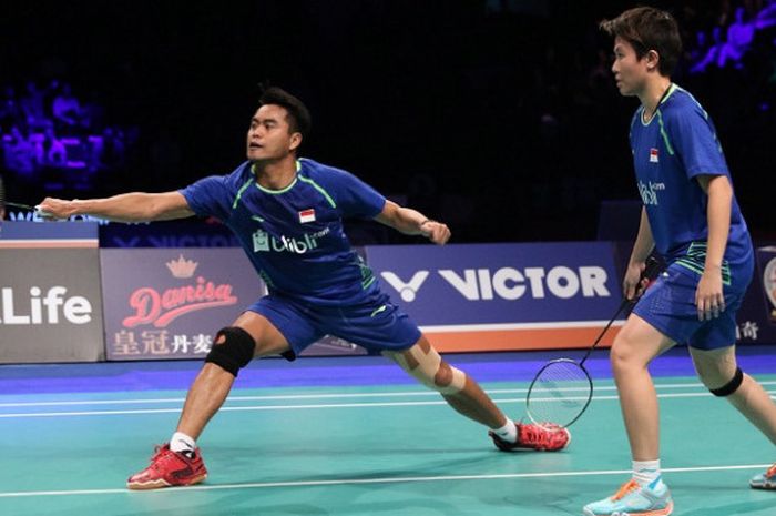 Pasangan ganda campuran Indonesia, Tontowi Ahmad (kiri) dan Liliyana Natsir, menjalani partai semifinal Denmark Terbuka 2017 di Odense Sports Park, Sabtu (20/10/2017).