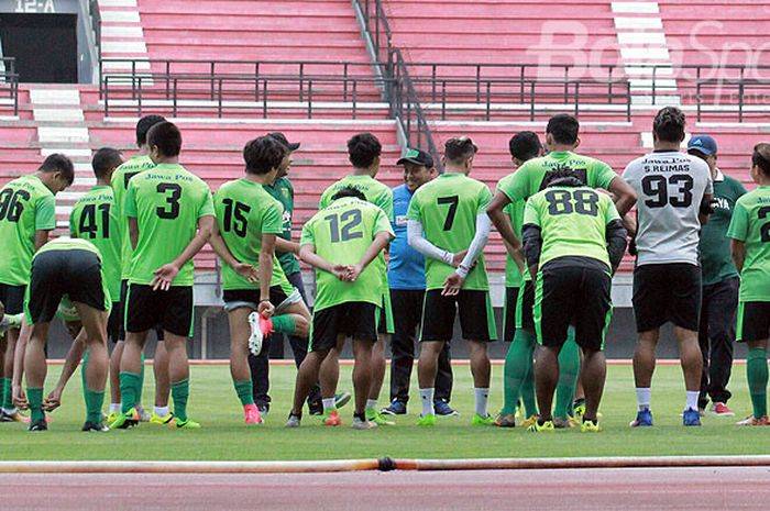 Pemain Persebaya mengikuti latihan tim di Gelora Bung Tomo, Rabu (25/10/2017).