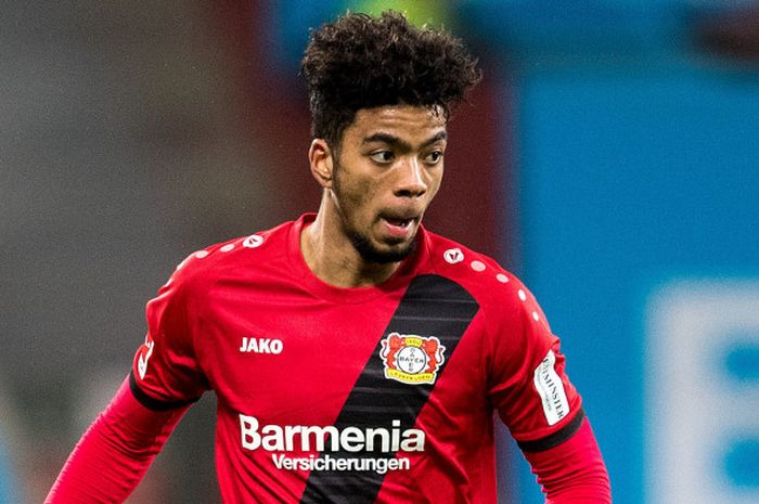 Pemain Bayer Leverkusen, Benjamin Henrichs, beraksi saat melakoni laga lanjutan Liga Jerman melawan Werder Bremen, pada 13 Desember 2017.