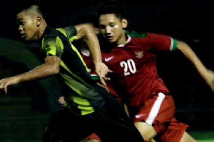 Pemain timnas U-19, Syahrian Abimayu, menempel ketat seorang pemain PSP padang pada laga uji coba di Stadion Haji Agus Salim, Padang, Sabtu (30/7/2017).