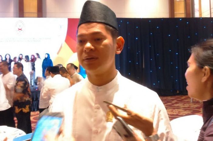 Chef de Mission Indonesia untuk Olimpiade 2016 Rio de Janeiro, Raja Sapta Oktohari, menjawab pertanyaan wartawan seusai menghadiri acara buka puasa bersama PB ISSI di Ballroom Ritz Carlton, Pacific Place, Jakarta, Senin (20/6/2016).