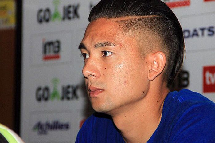 Gelandang Persib Bandung, Kim Jeffrey Kurniawan, berbicara kepada media saat jumpa pers di Graha Persib, Kota Bandung, Rabu (20/9/2017).