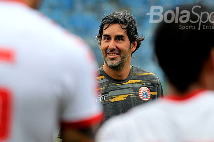 Pelatih Persija Jakarta, Stefano Cugurra Teco, saat memimpin latihan timnya di Stadion Gelora Bangkalan, Jawa Timur, Minggu (07/01/2018) sore , menjelang turnamen Suramadu Super Cup 2018.