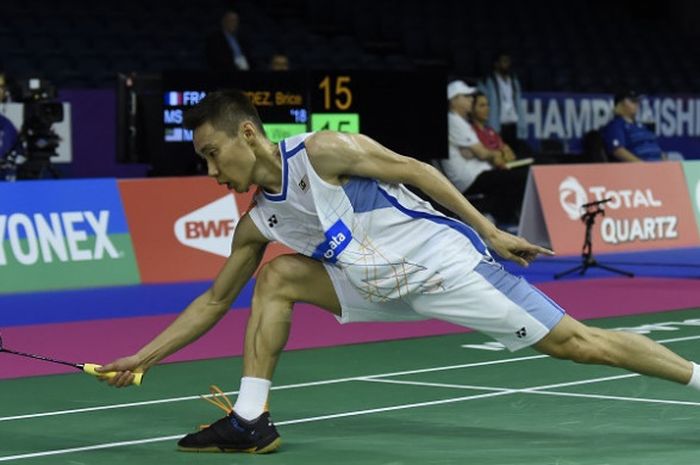 Pebulu tangkis tunggal putra Malaysia, Lee Chong Wei, mengembalikan kok ke arah Brice Leverdez (Prancis) pada babak pertama kejuaraan dunia. Lee dikalahkan Leverdez dengan 19-21, 24-22, 17-21, pada laga yang berlangsung di Emirates Arena, Glasgow, Skotlandia, Selasa (22/8/2017).