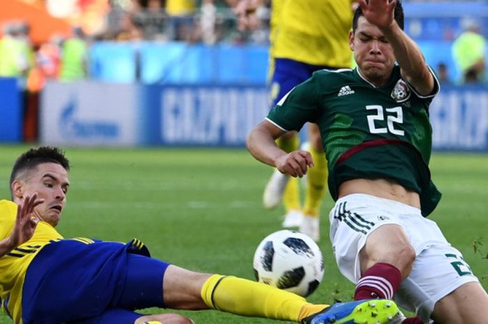 Hirving Lozano (kanan) dan Mikael Lustig berduel dalam partai timnas Meksiko vs Swedia pada Piala Dunia 2018 di Ekaterinburg Arena, Ekaterinburg, 27 Juni 2018.