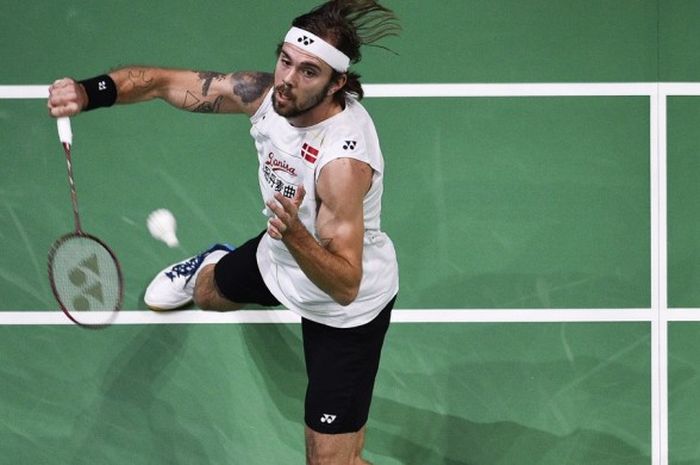 Pebulu tangkis tunggal putra Denmark, Jan O Jorgensen, mengembalikan kok yang dilepas sang lawan, Marc Zwiebler (Jerman), pada laga penyisihan grup BWF Superseries Finals di Hamdan Sports Complex, Dubai, Uni Emirat Arab, Kamis  (15/12/2016).