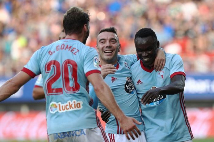 Winger Celta Vigo, Pione Sisto (kanan), merayakan gol yang dicetak timnya ke gawang Eibar dalam laga Liga Spanyol di Stadion Municipal de Ipurua, Eibar, pada 24 September 2017.