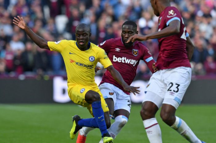 Aksi gelandang Chelsea, N'Golo Kante, dalam partai Liga Inggris melawan West Ham United di London Stadium, Minggu (23/9/2018)