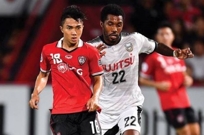 Gelandang serang Muang Thong United, Chanathip Songkrasin adu lari dengan penyerang Kawasaki Frontal