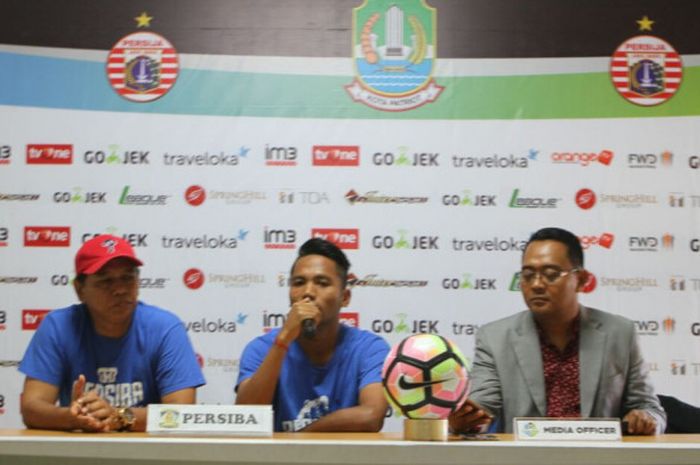 Pelatih Persiba, Hariyadi, bersama Bryan Cesar, saat sesi jumpa pers jelang lawan Persija di Stadion Patriot, Jumat (11/8/2017)