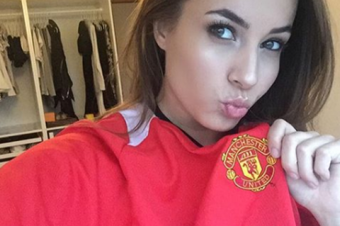 Model cantik, Katrina Maria ketika menunjukkan bahwa dia bangga terhadap Manchester United.