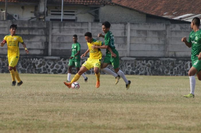 Pemain Bogor FC, Arapenta Lingka Poerba (kuning) dijaga ketat pemain Persikabo Bogor pada laga di Stadion Heri Sudrajat, Mako Brimbob, Kota Depok, Minggu (15/7/2018).