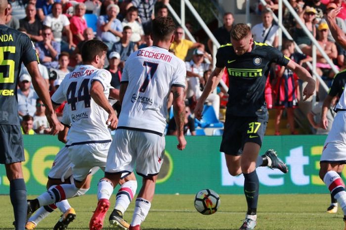 Pemain belakang Inter Milan, Milan Skriniar, melepaskan tembakan ke gawang Crotone pada laga Liga Italia di Stadion Ezio Scida, Sabtu (16/9/2017).