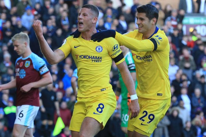 Alvaro Morata merayakan gol Ross Barkley pada laga Burnley vs Chelsea di Stadion Turf Moor dalam lanjutan Liga Inggris, 28 Oktober 2018. 