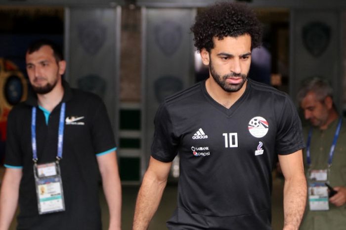 Penyerang timnas Mesir, Mohamed Salah, bersiap memasuki lapangan latihan di Akhmat Arena, Grozny, 17 Juni 2018, menjelang duel penyisihan grup Piala Dunia 2018 lawan Rusia.