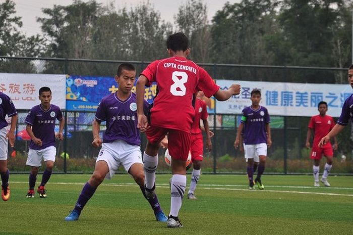 Pemain Cipta Cendikia Football Academy berhadap dengan sejumlah pemain Urumqi No 5 School dari China dalam semifinal U-13 Gothia Cup China, Jumat (18/8/2017), di Shenyang, China.