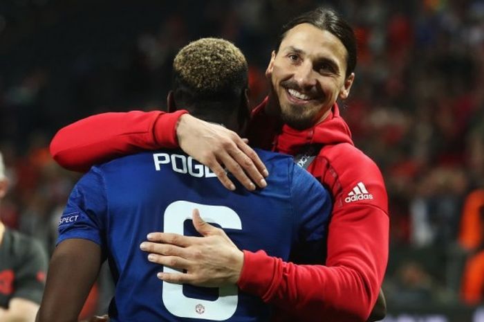 Pemain Manchester United, Zlatan Ibrahimovic dan Paul Pogba, merayakan keberhasilan timnya menjuarai Liga Europa seusai mengalahkan Ajax Amsterdam dalam laga final di Stadion Friends Arena, Stockholm, Swedia, pada 24 Mei 2017.