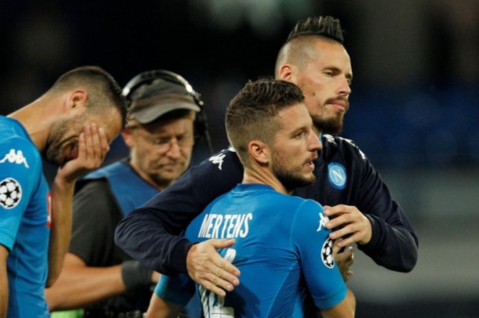 Pemain Napoli, Dries Mertens dan Marek Hamsik (kanan), merayakan kemenangan atas Feyenoord Rotterdam dalam laga Grup F Liga Champions di Stadion San Paolo, Naples, Italia, pada 26 September 2017.