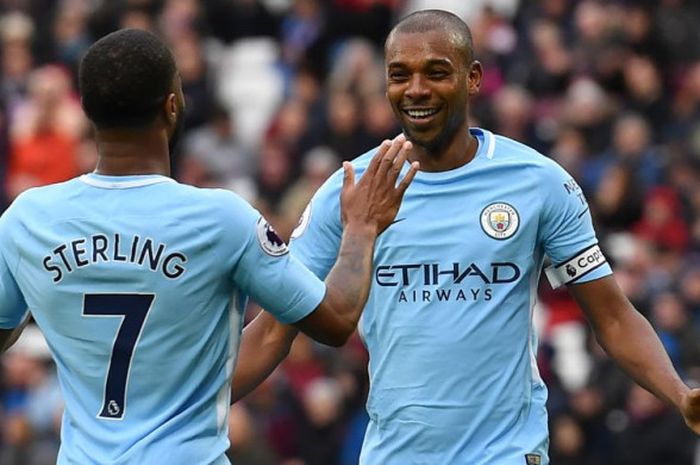 Gelandang Manchester City, Fernandinho, merayakan golnya ke gawang West Ham United bersama Raheem Sterling pada laga Liga Inggris di London Stadium, London, 29 April 2018.