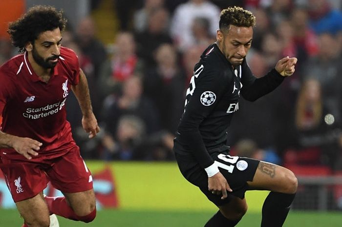 Penyerang Liverpool FC, Mohamed Salah (kiri), berduel dengan penyerang Paris Saint-Germain, Neymar, dalam laga Grup C Liga Champions di Stadion Anfield, Liverpool, Inggris pada 18 September 2018.