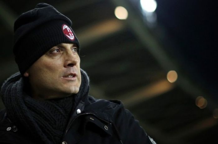 Pelatih AC Milan, Vincenzo Montella, mendampingi anak-anak asuhnya dalam laga Serie A kontra Torino di Stadion Grande Torino, Turin, Italia, 16 Januari 2017.