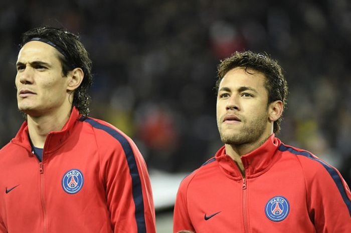 Pemain Paris Saint-Germain, Edinson Cavani (kiri) dan Neymar, bersiap melakoni laga Grup B Liga Champions kontra Celtic di Stadion Parc des Princes, Paris, Prancis, pada 22 November 2017.