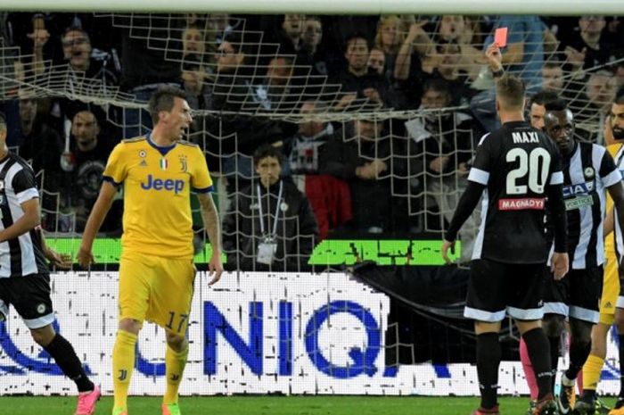 Striker Juventus, Mario Mandzukic (kedua dari kiri), menerima kartu merah dari wasit dalam partai Liga Italia lawan Udinese di Dacia Arena, Udine, 22 Oktober 2017.