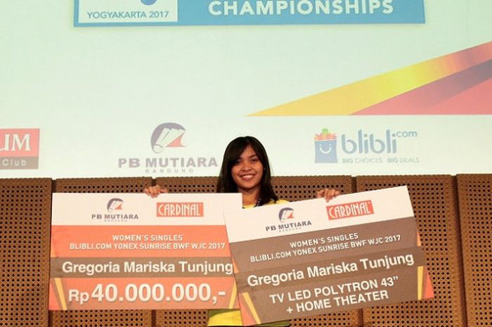 Pebulu tangkis tunggal putri Indonesia, Gregoria Mariska, berpose dalam acara pemberian bonus juara dan runner-up Kejuaraan Dunia Junior 2017 di Galeri Indonesia Kaya, Jakarta, Kamis (2/11/2017).