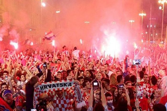  Penggemar Kroasia tumpah ruah di alun-alun Zagreb merayakan kemenangan timnya dari Rusia, di Stadium Fist, Minggu (8/7/2018) 