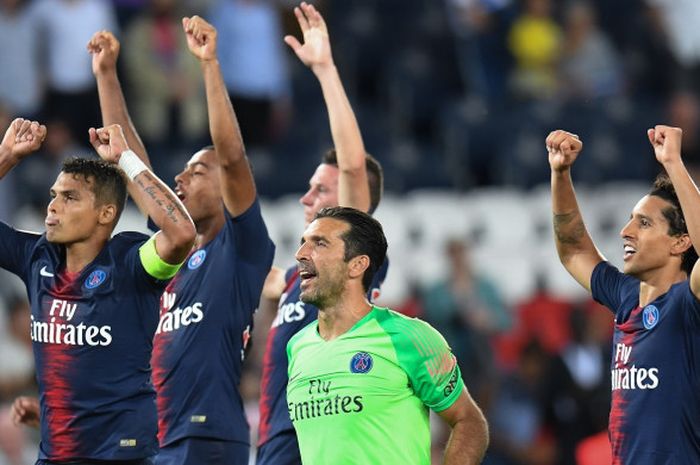 Gianluigi Buffon merayakan kemenangan PSG bersama rekan-rekan setimnya pada pekan pertama Liga Prancis 2018-2019, Minggu (12/8/2018) di Parc des Princes, Paris.