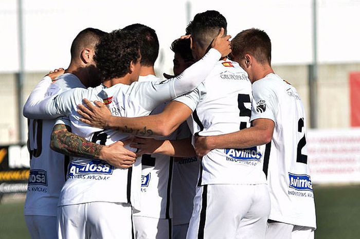 Pemain Fuenlabrada melakukan selebrasi seusai mencetak gol ke gawang Rapido de Bouzas dalam laga Segunda B Grup I Liga Spanyol, (21/10/2017).