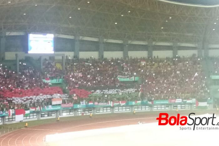   Bendera Indonesia dan Palestina dibentangkan pendukung Garuda Muda di tribune utara Stadion Patrio