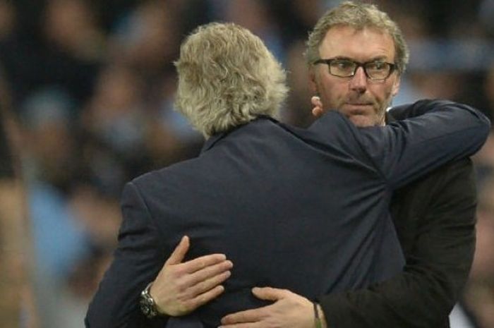 Pelatih Paris Saint-Germain, Laurent Blanc, memeluk pelatih Manchester City, Manuel Pellegrini setelah kedua klub bertemu pada laga leg kedua perempat final Liga Champions melawan Paris Saint-Germain di Stadion Etihad, Manchester, Selasa (12/4/2016).