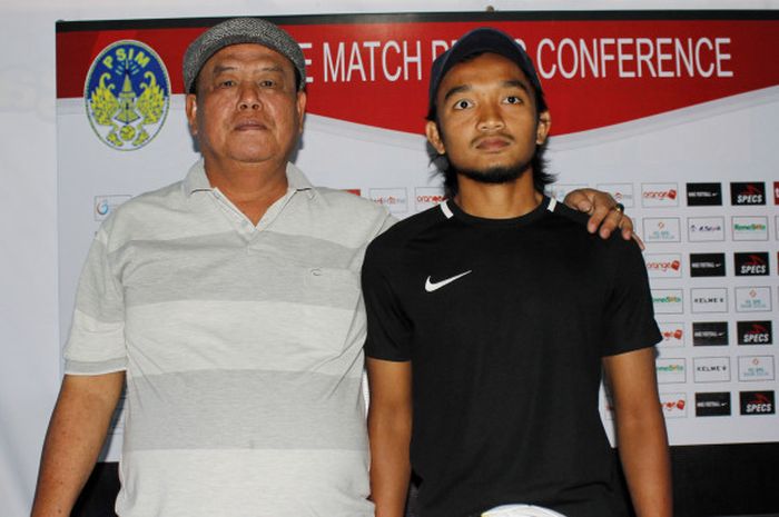 Pelatih Persiwa Wamena, Suimin Diharja (kiri), dan gelandang Taufik Febrianto dalam jumpa pers menjelang pertandingan melawan PSIM Yogyakarta di Liga 2 2018.