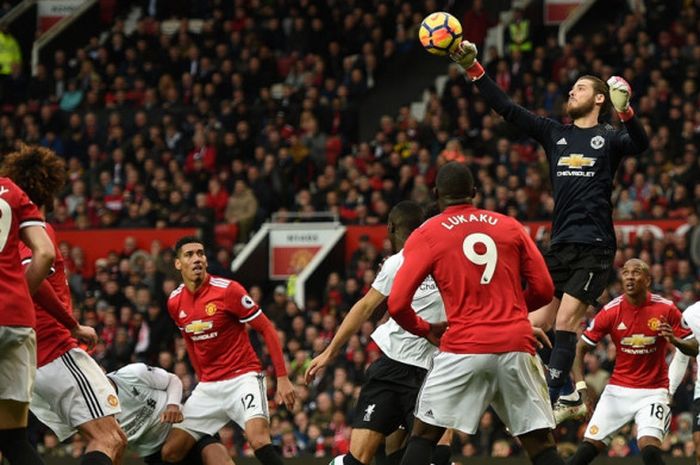 Kiper Manchester United, David De Gea (ketiga dari kanan), meninju bola dalam laga Liga Inggris kontra Liverpool FC di Stadion Old Trafford, Manchester, pada 10 Maret 2018.