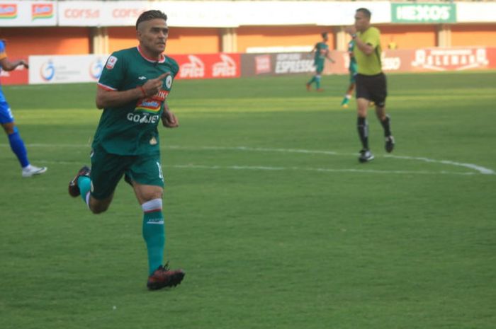 Penyerang PSS Sleman, Cristian Gonzales, sukses mencetak tiga gol ke gawang Persiraja Banda Aceh dalam laga pamungkas Grup B babak 8 besar Liga 2 2018 di Stadion Maguwoharjo, Sleman, Rabu (21/11/2018).