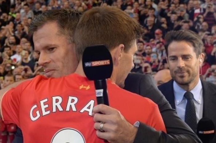 Steven Gerrard memeluk Jamie Carragher, mantan wakil kapten Liverpool yang kini menjadi komentator Sky Sports, usai laga kontra Crystal Palace, Sabtu (16/5/2015).