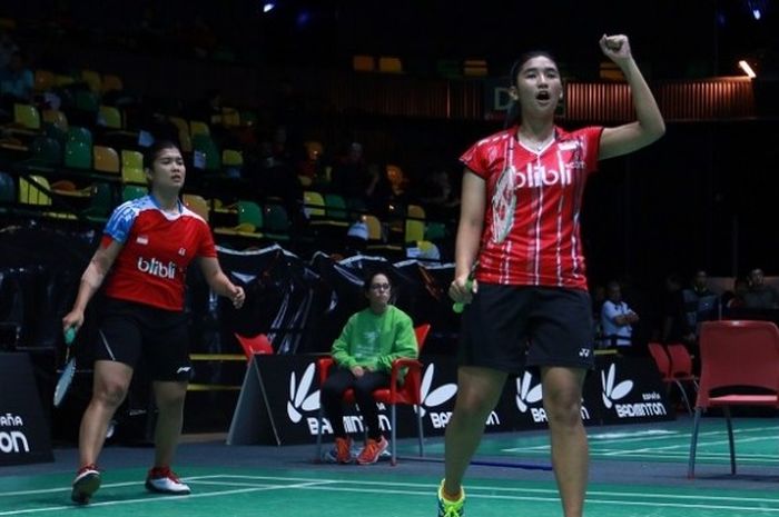  Pasangan ganda putri Indonesia Yulfira Barkah/Jauza Fadhila Sugiarto, bereaksi setelah memastikan diri lolos ke babak perempat final Kejuaraan Dunia Junior 2016. Yulfira/Jauza menang dengan 21-16, 21-17 atas Bengisu Ercetin/Nazlican Inci (Turki) pada laga babak ketiga yang berlangsung di Bilbao Arena, Spanyol, Kamis (10/11/2016) malam waktu setempat. 