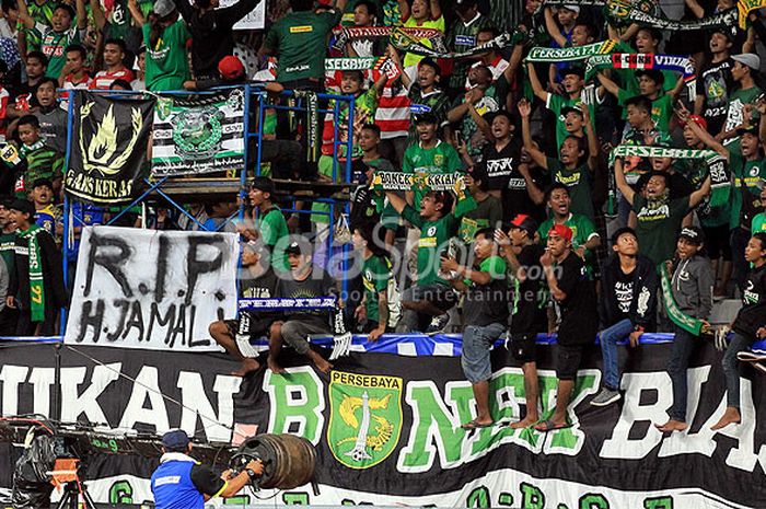   Pendukung Persebaya Surabaya, Bonek, memberikan dukungan saat Persebaya Surabaya melawan Sriwijaya FC pada babak penyisihan Grup B Piala Gubernur Kaltim 2018 di Stadion Batakan Balikpapan, Kalimantan Timur, Rabu (28/02/2018) malam.  