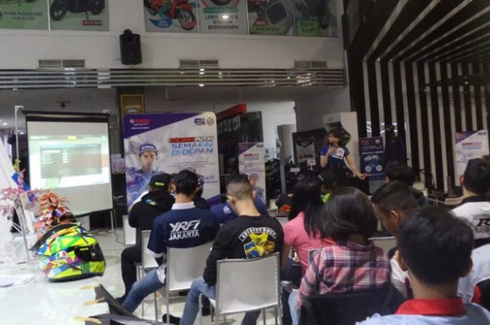 Suasana nonton bareng balapan World Supersport 300 di Yamaga Flagship Store, Cempaka Putih, Jakarta, Minggu (16/8/2018) petang.