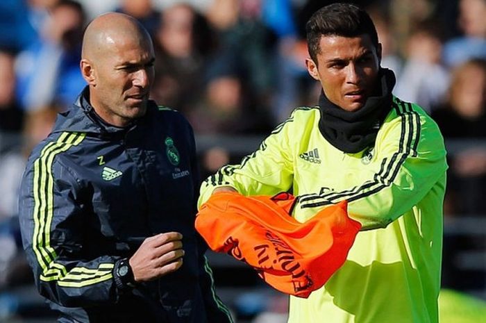 Zinedine Zidane memberikan instruksi kepada Cristiano Ronaldo dalam sesi latihan Real Madrid di Valdebebas, 5 Januari 2016.