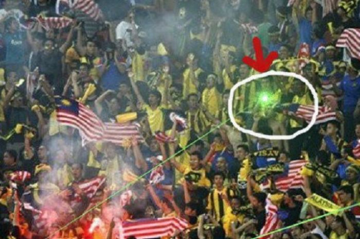  Suporter Malaysia tertangkap kamera mengunakan sinar laser pada pertandingan di Piala AFF 2010 lalu di stadion Bukit Jalil, Malaysia 