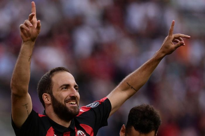 Selebrasi striker AC Milan, Gonzalo Higuain, seusai mencetak gol ke gawag Atalanta dalam laga Liga Italia 2018-2019 di Stadion San Siro, Milan, Italia, pada Minggu (23/9/2018).