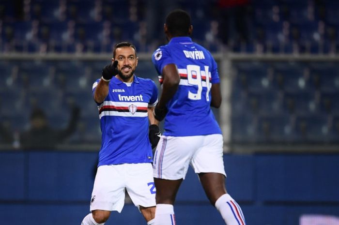 Striker Sampdoria, Fabio Quagliarella (kiri), merayakan gol yang dicetak Duvan Zapata ke gawang Lazio dalam laga Liga Italia di Stadion Luigi Ferraris, Genoa, pada 3 Desember 2017.