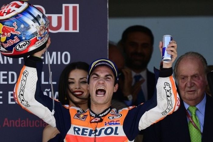 Pebalap Repsol Honda, Dani Pedrosa, melakukan selebrasi atas keberhasilannya memenangi balapan GP Spanyol di Sirkuit Jerez, Spanyol, Minggu (7/5/2017).