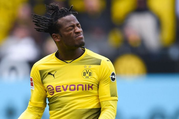 Striker Borussia Dortmund, Michy Batshuayi, dalam laga Liga Jerman kontra Hannover, Minggu (18/3/2018) di Stadion Signal Iduna Park, Dortmund.