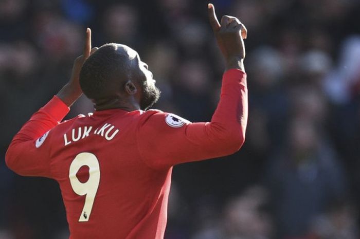 Striker Manchester United, Romelu Lukaku, merayakan gol dalam pertandingan melawan Chelsea pada Minggu (25/2/2018). Di hadapan publik Old Trafford, Lukaku berhasil cetak satu gol pada menit ke-43.