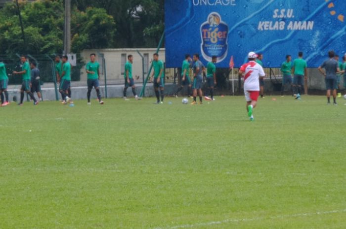 Latihan timnas U-22 Indonesia sesi pagi di lapangan Kelab Aman, Lorong Damai, Kuala Lumpur, Malaysia pada Kamis (17/8/2017). 