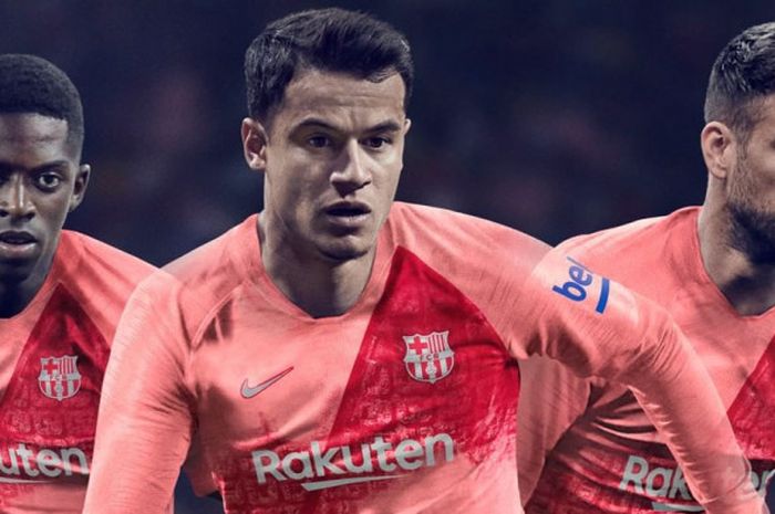 Philippe Coutinho diantara Ousmane Dembele (kiri) dan Gerard Pique