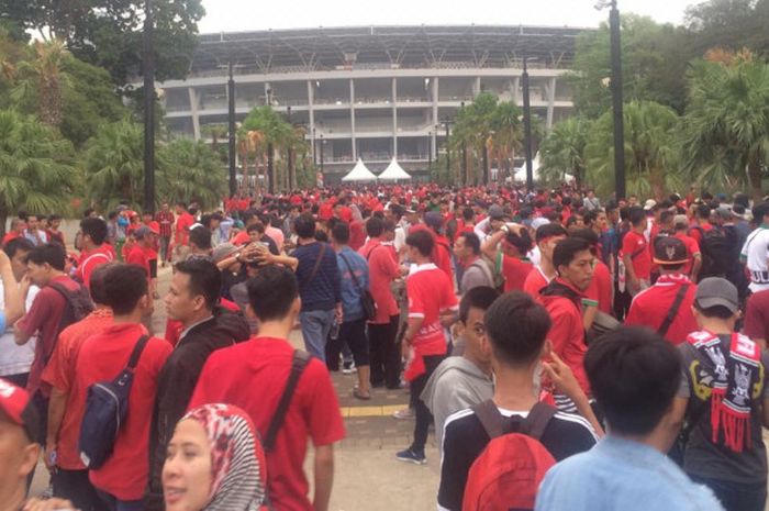 Calon penonton laga perempat final Piala Asia U-19 2018 antara timnas U-19 Indonesia kontra timnas U-19 Jepang di SUGBK, Jakarta pada 28 Oktober 2018. 